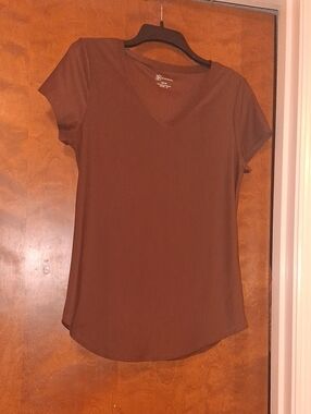 No Boundaries Women's Brown V-Neck Short Sleeve Tee